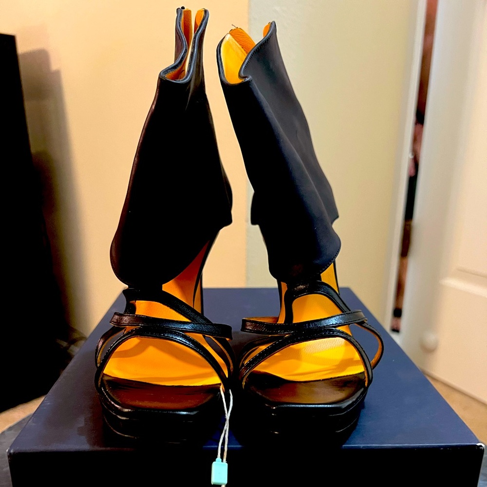 New in Box Luca Valentini black leather high heels, size 37